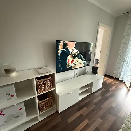 Modern, Fully Furnished 3-room Διαμέρισμα